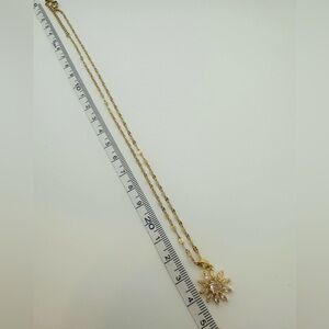 Elegante collar con colgante de flor de oro